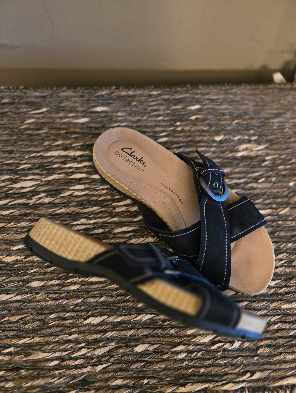Clarks Black Suede Buckle Cross-Strap Slide Sandals Size 8 EUC!! - Picture 3 of 6